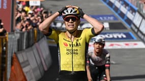Wout van Aert célèbre sa victoire lors de la 9e étape du Giro, le 18 mai 2025