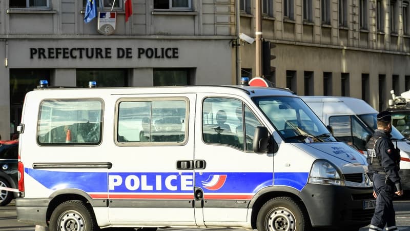 Un fourgon de police devant la préfecture de police de Paris.