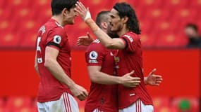 L'attaquant uruguayen de Manchester United, Edinson Cavani (d), fête son but avec ses coéquipiers lors du match de Premier League contre Burnley, à Old Trafford, le 18 avril 2021
