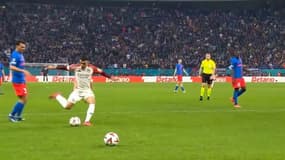 Au moment de l’ouverture du score de Nicolas Tagliafico, ce jeudi soir en huitième de finale aller de Ligue Europa entre l’OL et Bucarest, un deuxième ballon était présent dans la surface - le 06/03/2025