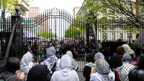 Des étudiants pro-palestiniens chantent près d'une entrée de l'université Columbia, le 30 avril 2024 à New York. 