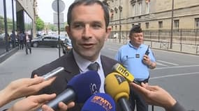 "Monsieur Sarkozy dormait presque avec monsieur Kadhafi sous une tente à Paris et il est choqué?", a pointé Benoît Hamon.