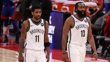 Les stars des Brooklyn Nets Kyrie Irving (#11) et James Harden sur le parquet des Pistons de Detroit, le 9 février 2021