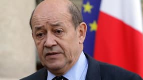 Le ministre de la Défense, Jean-Yves Le Drian, a déclaré mercredi qu'aucun lien n'était établi entre l'enlèvement de sept Français au Cameroun mardi et l'intervention militaire française au Mali. /Photo prise le 14 janvier 2013/REUTERS/Philippe Wojazer