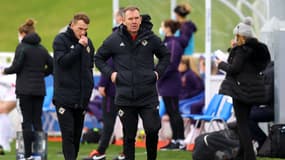 Kenny Shiels a présenté ses excuses pour ses propos sexistes après le match contre l'Angleterre. 