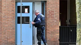 Un policier devant l'entrée de l'immeuble où la compagne du père de Malek, une fillette de 8 ans disparue dans la nuit de mardi à mercredi, a été retrouvée morte, le 8 juin 2023 à Dunkerque.