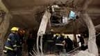 Dans un bâtiment endommagé par l'explosion d'une bombe à Bagdad. Douze personnes ont été tuées jeudi à Bagdad, dont sept soldats et policiers qui votaient par anticipation, dans des attentats suicide perpétrés à trois jours d'élections législatives ayant