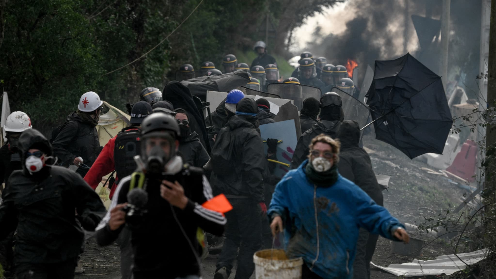 Les CRS ont délogé les activistes en recourant à des gaz lacrymogènes.