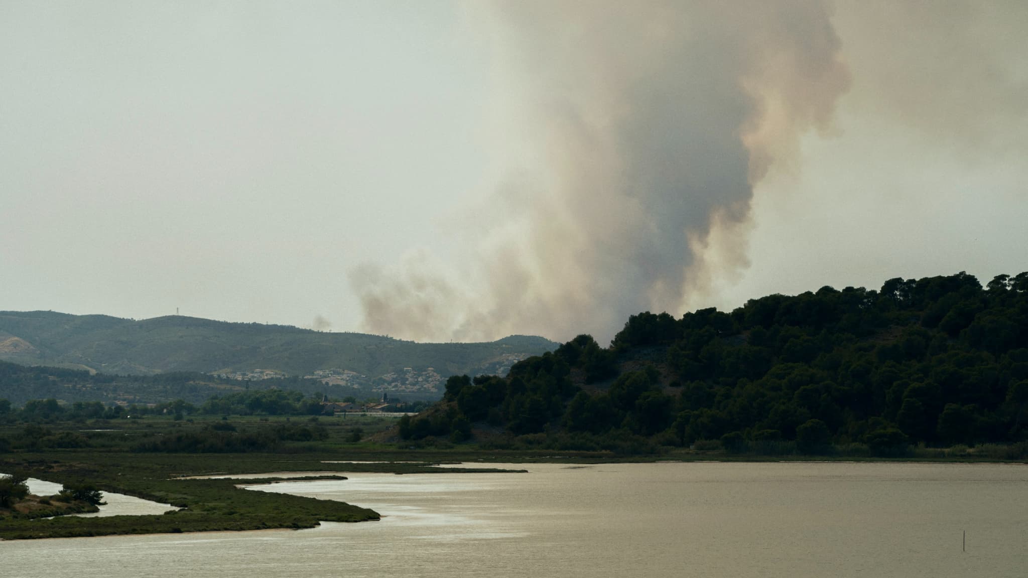De la fumée visible sur le massif des Corbières lors d'un incendie, le 29 juin 2025, à Bizanet, dans l'Aude De la fumée visible sur le massif des Corbières lors d'un incendie, le 29 juin 2025, à Bizanet, dans l'Aude