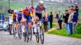 Mathieu van der Poel et les coureurs de l'E3 Saxo Bank Classic, le 28 mars 2025