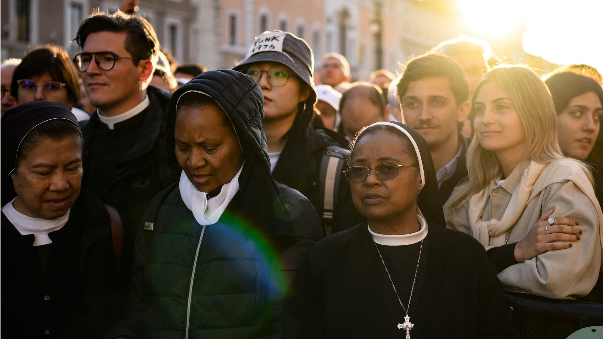 Des fidèles attentent pour accéder à la place Saint-Pierre, au Vatican, pour assister aux obsèques du pape François ce samedi 26 avril 2025