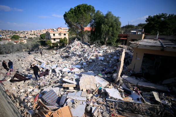 Des personnes examinent les décombres d'un bâtiment à Bint Jbeil, dans le sud du Liban, à la suite d'un bombardement israélien la nuit précédente, le 27 décembre 2023.