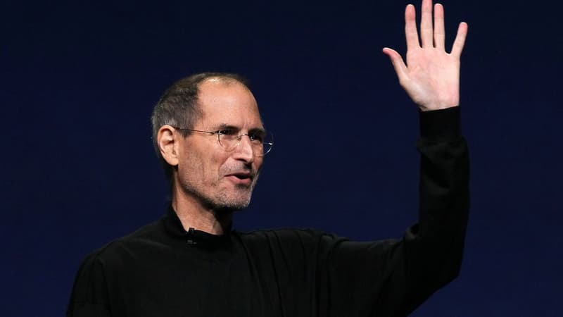 Steve Jobs arborait en 2011, lors de l'un de ses dernières apparitions publiques sa tenue devenue légendaire, un jean et un pull coll roulé noir.