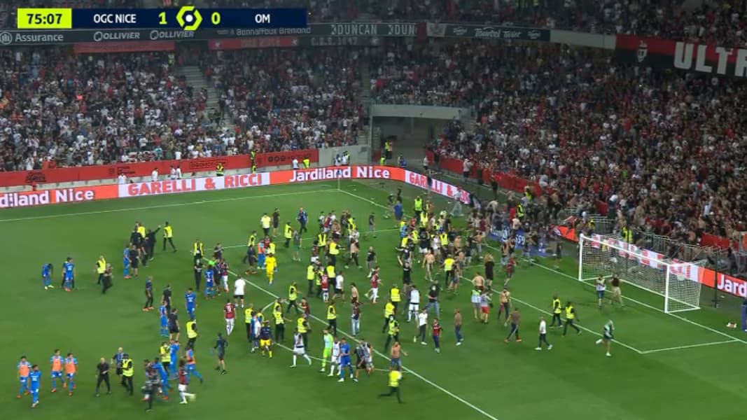 L'envahissement de terrain lors de Nice-OM L'envahissement de terrain lors de Nice-OM