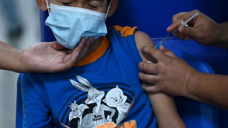 Un enfant reçoit une dose du vaccin anti-Covid.