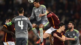 Raphaël Varane prend le ballon de la tête