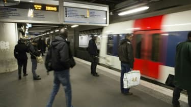 Des passagers attendent attendent leur train en gare de Châtelet-les-Halles, au centre de Paris, le 8 mars 2016