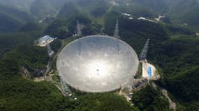 Photo prise le 13 décembre 2020 et fournie par les Observatoires astronomiques nationaux de l'Académie des sciences de Chine (NAOC) du plus grand radiotéléscope du monde, Fast, qui mesure 500 mètres de diamètre, dans la province du Guizhou (Chine)