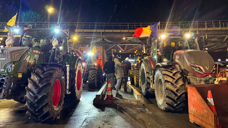 Les agriculteurs en colère bloquent l'autoroute A1, un barrage filtrant mis en place au port du Havre