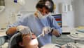 Une dentiste et sa patiente à Quimper en 2017 (photo d'illustration)