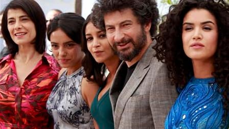 Radu Mihaileanu entouré des interprètes de "La source des femmes", dernier film du cinéaste français d'origine roumaine présenté samedi à Cannes. /Photo prise le 21 mai 2011/REUTERS/Eric Gaillard