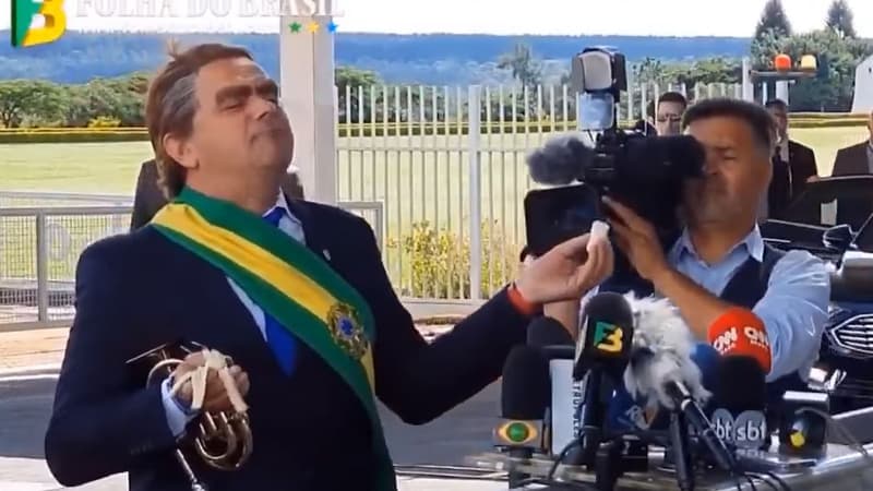Bolsonaro fait appel à un imitateur pour répondre aux questions gênantes des journalistes