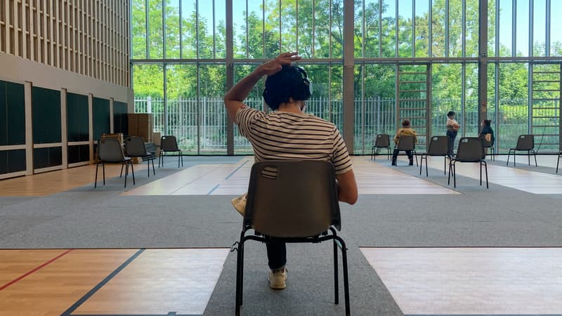 Une personne attendant de recevoir une dose de vaccin contre le Covid-19 à Romainville (Seine-Saint-Denis) le 8 juin 2021.