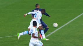 Rod Fanni à la lutte avec Guillaume Hoarau
