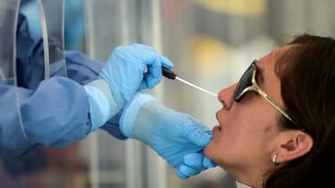 Un soignant pratique un test du coronavirus à une femme à Mexico, le 25 mai 2020.