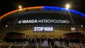 Un message de soutien aux Ukrainiens est projeté à l'entrée du Wanda Metropolitano Stadium, avant le match de la 26e journée de LaLiga entre l'Atlético Madrid et le Celta Vigo, le 26 février 2022