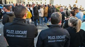 Des policiers français manifestent leur solidarité avec le policier accusé du meurtre de Nahel, un adolescent de 17 ans décédé en juin 2023, devant le commissariat de l'Evêché à Marseille le 5 mars 2025.