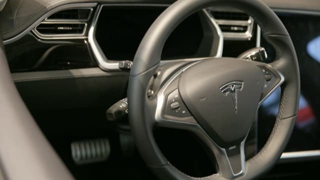 Elon Musk, le directeur général de Tesla, promet de vendre "plusieurs millions" de voitures électriques d'ici 2025.