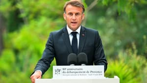 Le président Emmanuel Macron s'exprime lors de la cérémonie pour le 80e anniversaire du débarquement en Provence, le 15 août 2024 à la nécropole de Boulouris, dans le Var