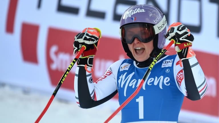 La Française Tessa Worley célèbre sa victoire dans le géant de Coupe du monde de Kronplatz, le 26 janvier 2021 à Plan de Corones (Italie)