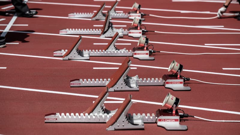 Les starting blocks sur une piste d'athléisme. (Image d'illustration)