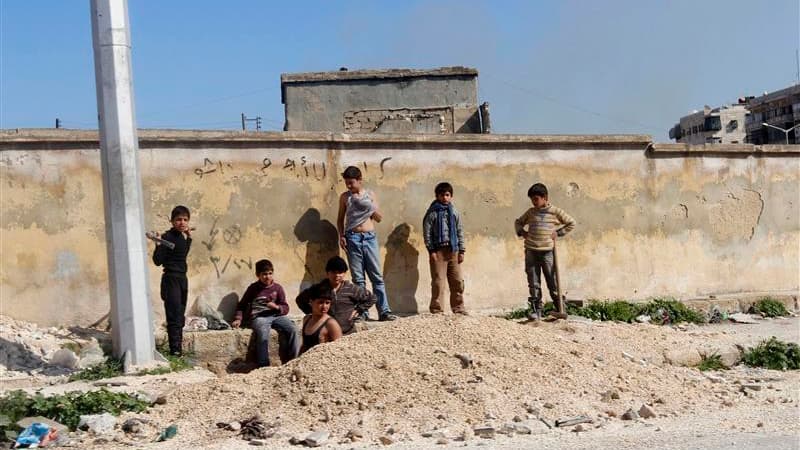 Dans une rue d'Alep. Selon un rapport de l'organisation Save the Children, les enfants syriens sont peut-être les plus grandes victimes du conflit qui déchire leur pays, le traumatisme psychologique s'ajoutant à la violence physique. Deux millions de mine