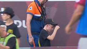Un ramasseur de balle évacué après le jet d'un pétard lors de Metz-Auxerre, le 17 août 2025