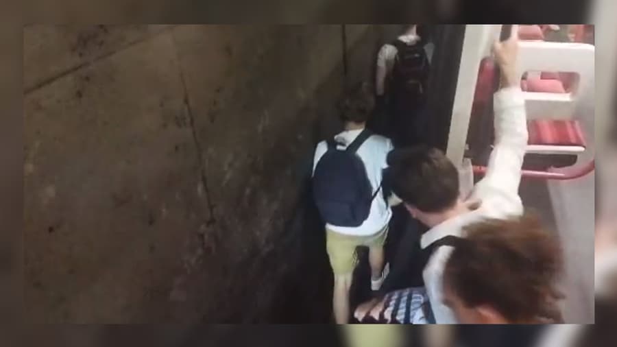 Des passagers ont été évacués d'un métro de la ligne B à Lyon ce mercredi 21 juin 2023 Des passagers ont été évacués d'un métro de la ligne B à Lyon ce mercredi 21 juin 2023