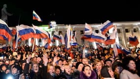 Des milliers d'Ukrainiens de Crimée fêtent le rattachement à la Russie.