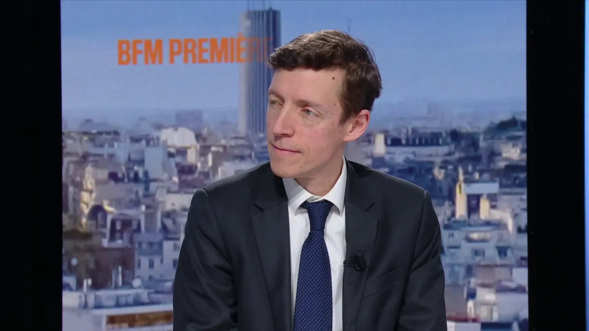 Le ministre de l'Éducation nationale Édouard Geffray au pupitre lors d'une conférence de presse, visiblement préoccupé.