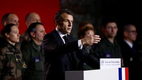Emmanuel Macron lors de ses vœux annuels du Nouvel An aux forces armées françaises, à Cesson-Sévigné, dans l'ouest de la France, le 20 janvier 2025.
