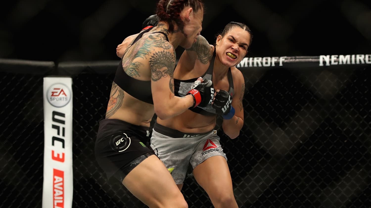 Amanda Nunes (de face) lors de son combat contre Cris Cyborg en décembre 2018 Amanda Nunes (de face) lors de son combat contre Cris Cyborg en décembre 2018