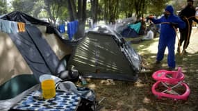 Un agent désinfecte un camp improvisé de migrants vénézuéliens à Bogota, le 9 juin 2020