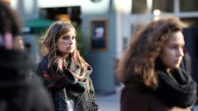Une femme maquillée manifeste contre les violences conjugales à Paris, le 25 novembre 2012