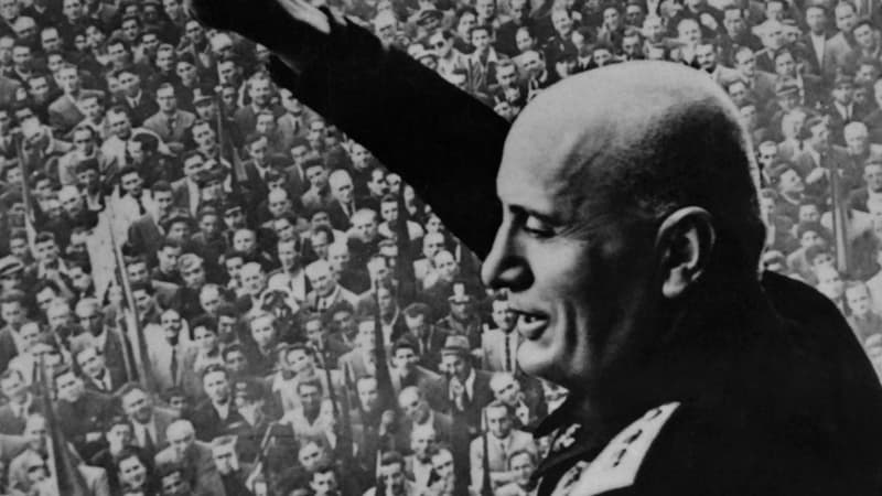 Benito Mussolini dans un meeting le 28 octobre 1922.