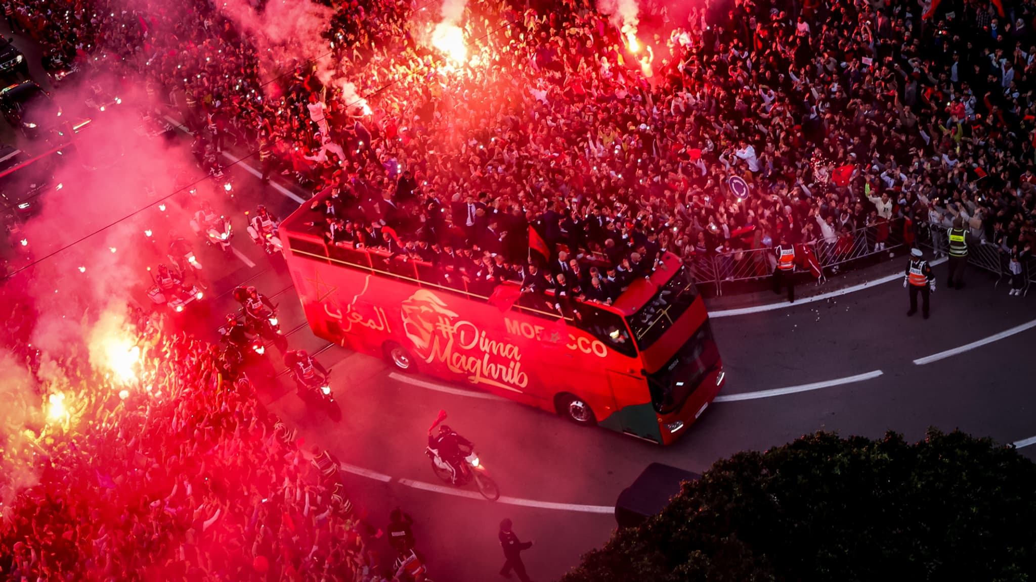Le bus à impériale des joueurs du Maroc à Rabat Le bus à impériale des joueurs du Maroc à Rabat