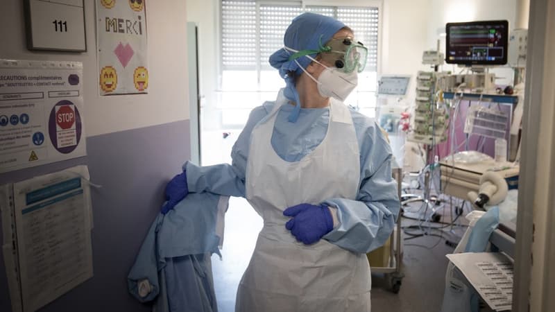 Une soignante à l'hôpital Lariboisière à Paris le 27 avril dernier