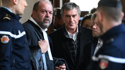 L'ancien ministre du Budget Jérôme Cahuzac (D), au côté de son avocat Eric Dupond-Moretti, au tribunal à Paris, le 12 février 2018