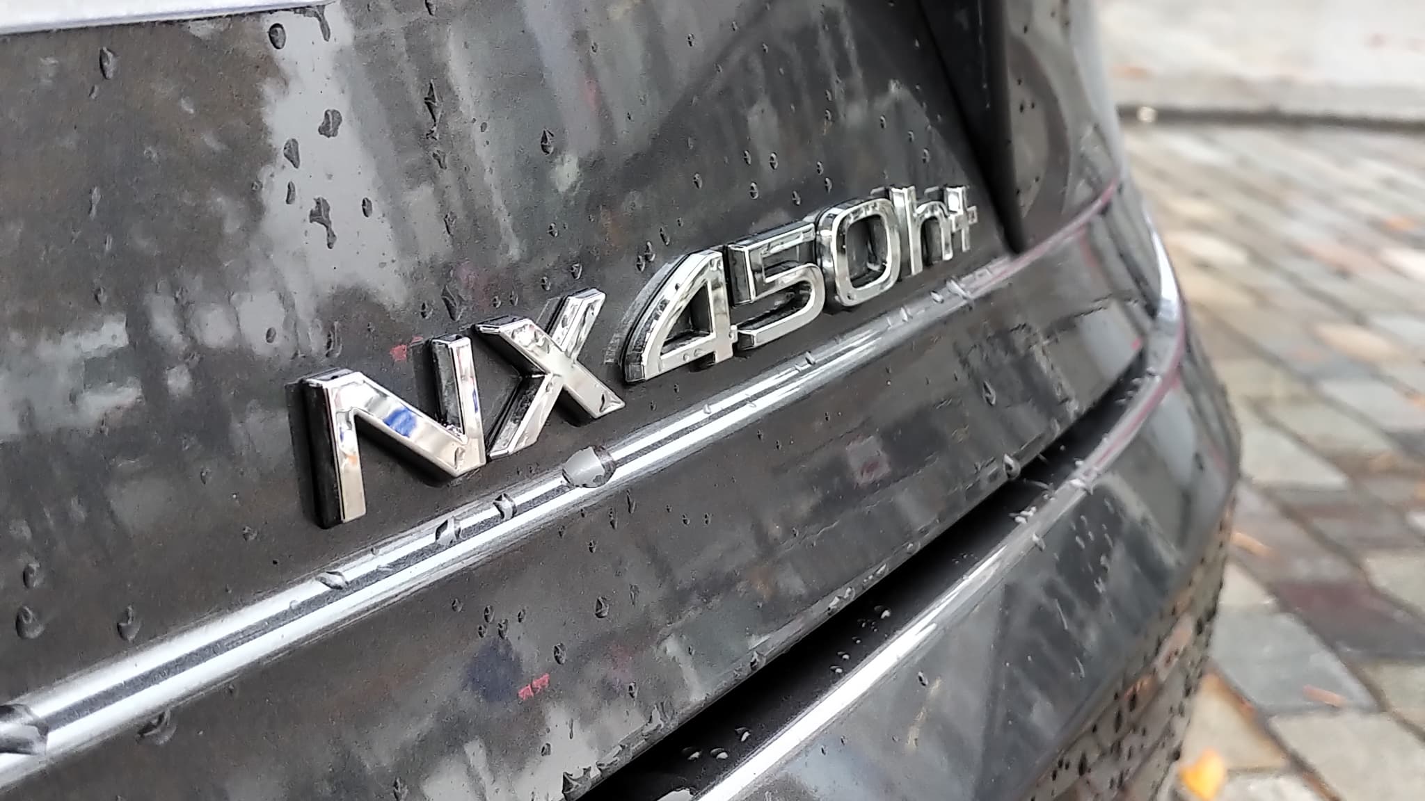 Toyota a choisi d’intégrer au best-seller de la gamme Lexus, le SUV de taille intermédiaire NX, sa chaine de traction hybride rechargeable pour en faire un parangon d’efficacité. Toyota a choisi d’intégrer au best-seller de la gamme Lexus, le SUV de taille intermédiaire NX, sa chaine de traction hybride rechargeable pour en faire un parangon d’efficacité.