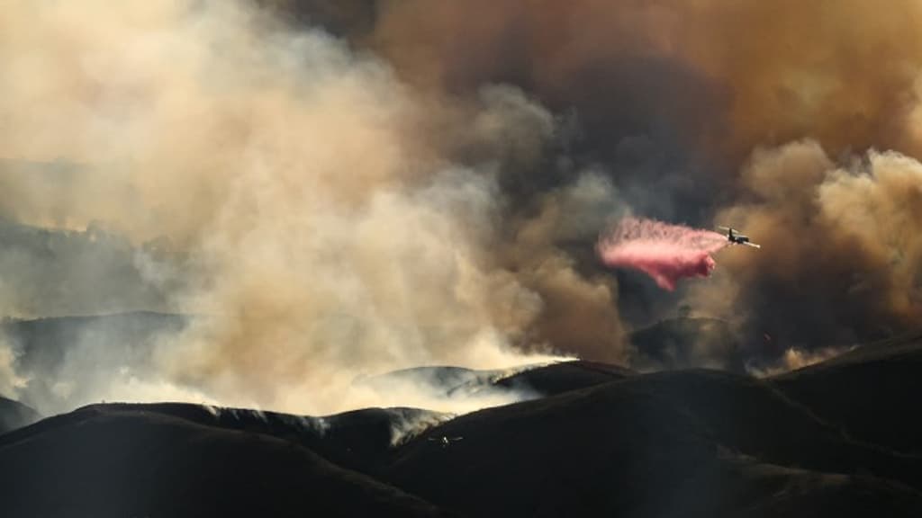 Dans cette vue aérienne prise depuis un hélicoptère, un avion-citerne largue un produit ignifuge sur l'incendie de Kenneth dans la région de Calabasas, dans le comté de Los Angeles, en Californie, le 9 janvier 2025. Dans cette vue aérienne prise depuis un hélicoptère, un avion-citerne largue un produit ignifuge sur l'incendie de Kenneth dans la région de Calabasas, dans le comté de Los Angeles, en Californie, le 9 janvier 2025.